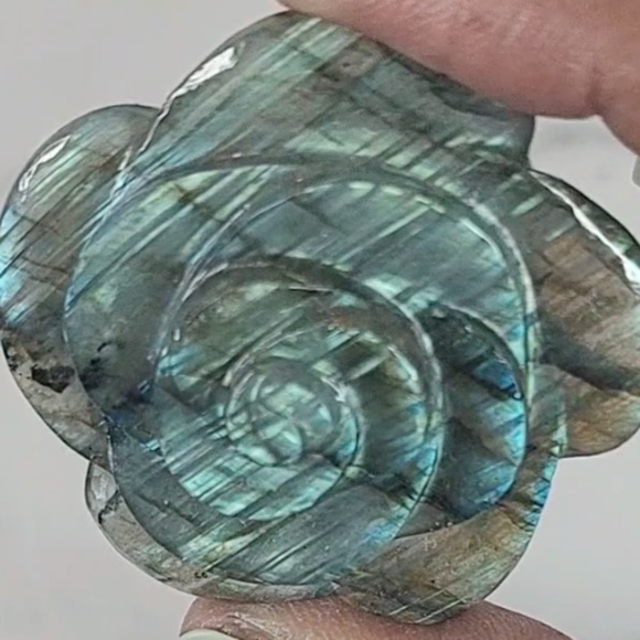 Labradorite Rose Carving | Intuition • Transformation • Mystical Protection - Picture 7 of 9